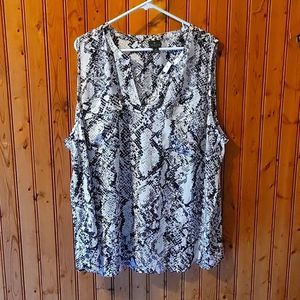 NWOT WORTHINGTON BLACK AND WHITE TANK